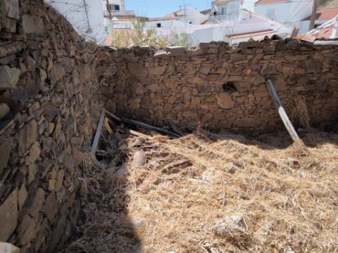 RUINA DE ESQUINA - COM 96 M2 - PARA RECONSTRUÇÃO NO CENTRO DA JUNQUEIRA - CASTRO MARIM - ALGARVE