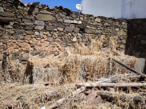 RUINA DE ESQUINA - COM 96 M2 - PARA RECONSTRUÇÃO NO CENTRO DA JUNQUEIRA - CASTRO MARIM - ALGARVE