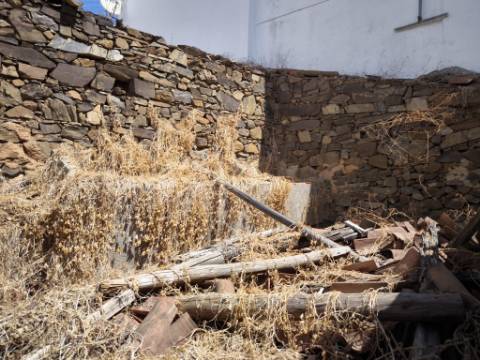 RUINA DE ESQUINA - COM 96 M2 - PARA RECONSTRUÇÃO NO CENTRO DA JUNQUEIRA - CASTRO MARIM - ALGARVE