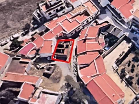 RUINA DE ESQUINA - COM 96 M2 - PARA RECONSTRUÇÃO NO CENTRO DA JUNQUEIRA - CASTRO MARIM - ALGARVE