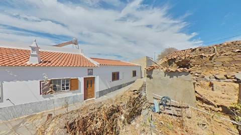 RUINA DE ESQUINA - COM 96 M2 - PARA RECONSTRUÇÃO NO CENTRO DA JUNQUEIRA - CASTRO MARIM - ALGARVE