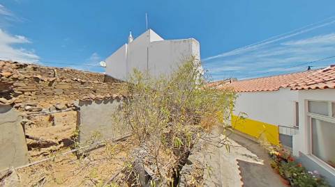 RUINA DE ESQUINA - COM 96 M2 - PARA RECONSTRUÇÃO NO CENTRO DA JUNQUEIRA - CASTRO MARIM - ALGARVE