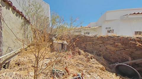 RUINA DE ESQUINA - COM 96 M2 - PARA RECONSTRUÇÃO NO CENTRO DA JUNQUEIRA - CASTRO MARIM - ALGARVE