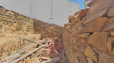 RUINA DE ESQUINA - COM 96 M2 - PARA RECONSTRUÇÃO NO CENTRO DA JUNQUEIRA - CASTRO MARIM - ALGARVE