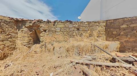 RUINA DE ESQUINA - COM 96 M2 - PARA RECONSTRUÇÃO NO CENTRO DA JUNQUEIRA - CASTRO MARIM - ALGARVE