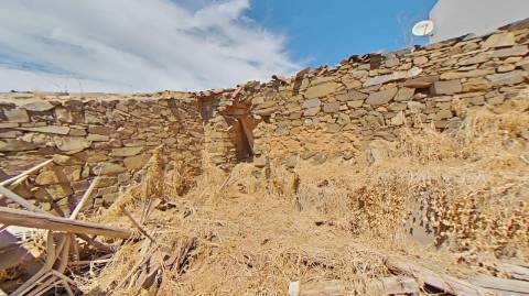 RUINA DE ESQUINA - COM 96 M2 - PARA RECONSTRUÇÃO NO CENTRO DA JUNQUEIRA - CASTRO MARIM - ALGARVE