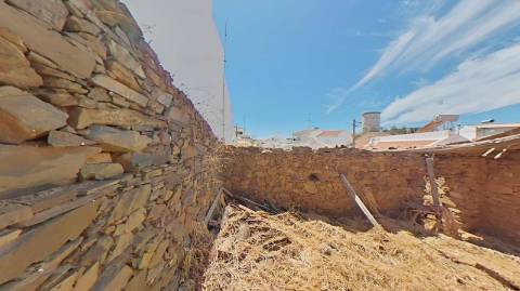 RUINA DE ESQUINA - COM 96 M2 - PARA RECONSTRUÇÃO NO CENTRO DA JUNQUEIRA - CASTRO MARIM - ALGARVE