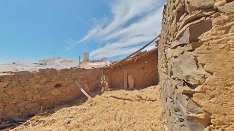 RUINA DE ESQUINA - COM 96 M2 - PARA RECONSTRUÇÃO NO CENTRO DA JUNQUEIRA - CASTRO MARIM - ALGARVE