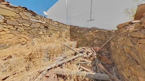 RUINA DE ESQUINA - COM 96 M2 - PARA RECONSTRUÇÃO NO CENTRO DA JUNQUEIRA - CASTRO MARIM - ALGARVE