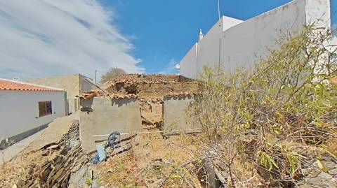 RUINA DE ESQUINA - COM 96 M2 - PARA RECONSTRUÇÃO NO CENTRO DA JUNQUEIRA - CASTRO MARIM - ALGARVE