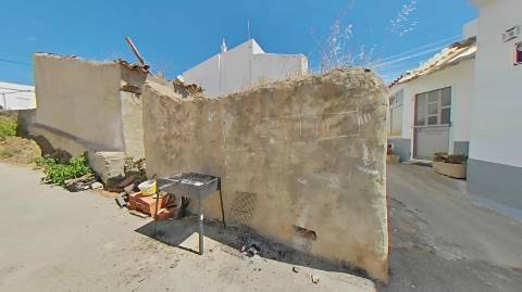 RUINA DE ESQUINA - COM 96 M2 - PARA RECONSTRUÇÃO NO CENTRO DA JUNQUEIRA - CASTRO MARIM - ALGARVE
