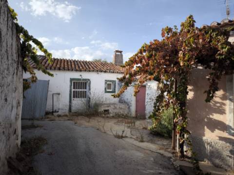 MORADIA T3 COM 320 M2 DE TERRENO E COM ANEXO - POÇO E FURO - CORTE NOVA - CASTRO MARIM - ALGARVE