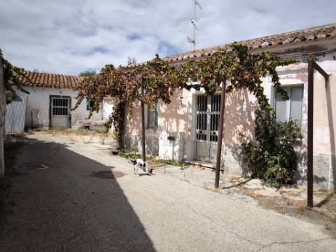 MORADIA T3 COM 320 M2 DE TERRENO E COM ANEXO - POÇO E FURO - CORTE NOVA - CASTRO MARIM - ALGARVE