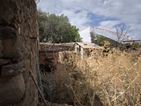 MORADIA T3 COM 320 M2 DE TERRENO E COM ANEXO - POÇO E FURO - CORTE NOVA - CASTRO MARIM - ALGARVE