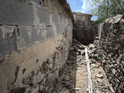 MORADIA T3 COM 320 M2 DE TERRENO E COM ANEXO - POÇO E FURO - CORTE NOVA - CASTRO MARIM - ALGARVE