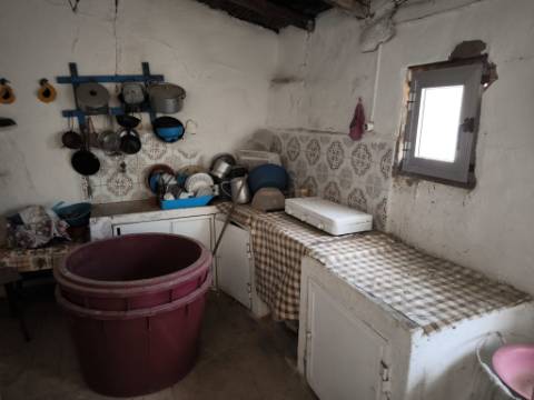 MORADIA T3 COM 320 M2 DE TERRENO E COM ANEXO - POÇO E FURO - CORTE NOVA - CASTRO MARIM - ALGARVE