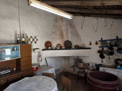 MORADIA T3 COM 320 M2 DE TERRENO E COM ANEXO - POÇO E FURO - CORTE NOVA - CASTRO MARIM - ALGARVE