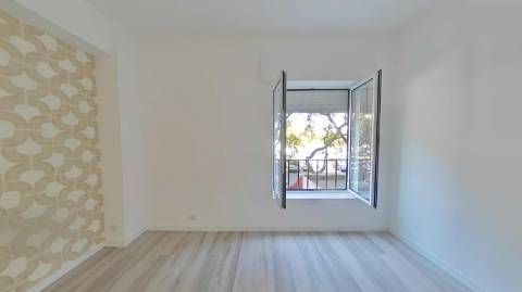 Apartamento T1 renovado perto da Praia