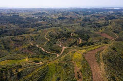 TERRENO MISTO COM 71.000 M2 - COM RUINA - POÇO - LAGO - VISTA MAR - POSSIBILIDADE DE CONSTRUÇÃO - HABITAÇÃO E/OU TURISMO - CHAMPANA - TAVIRA - ALGARVE