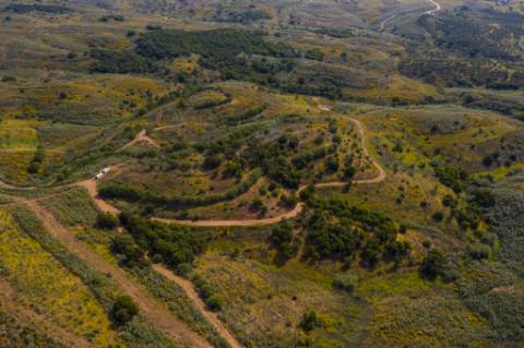 TERRENO MISTO COM 71.000 M2 - COM RUINA - POÇO - LAGO - VISTA MAR - POSSIBILIDADE DE CONSTRUÇÃO - HABITAÇÃO E/OU TURISMO - CHAMPANA - TAVIRA - ALGARVE