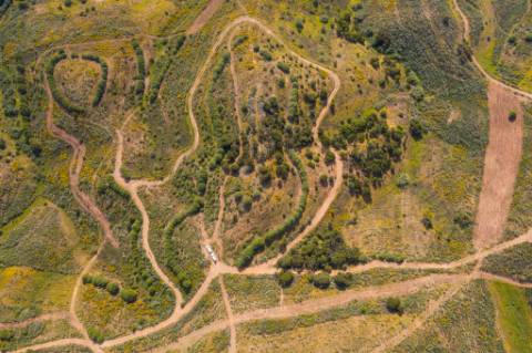 TERRENO MISTO COM 71.000 M2 - COM RUINA - POÇO - LAGO - VISTA MAR - POSSIBILIDADE DE CONSTRUÇÃO - HABITAÇÃO E/OU TURISMO - CHAMPANA - TAVIRA - ALGARVE