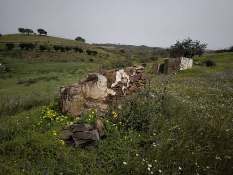 TERRENO COM 7.040 M2 - URBANO DE 320 M2 - PARA RECONSTRUIR - CAMPEIROS - CASTRO MARIM - ALGARVE