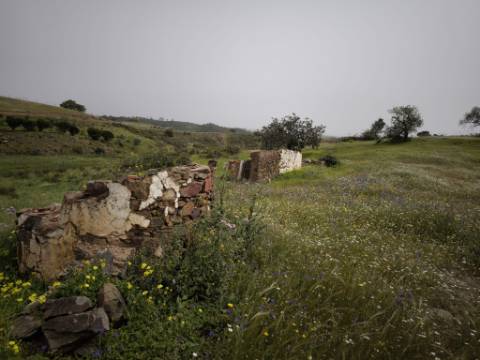 TERRENO COM 7.040 M2 - URBANO DE 320 M2 - PARA RECONSTRUIR - CAMPEIROS - CASTRO MARIM - ALGARVE