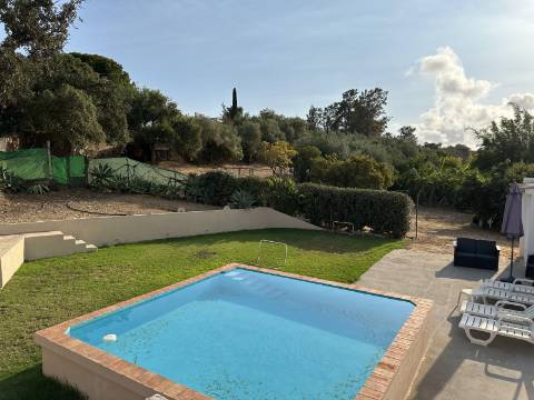 Magnifica moradia de campo T7 inserida num lote de terreno de 12000 m2.