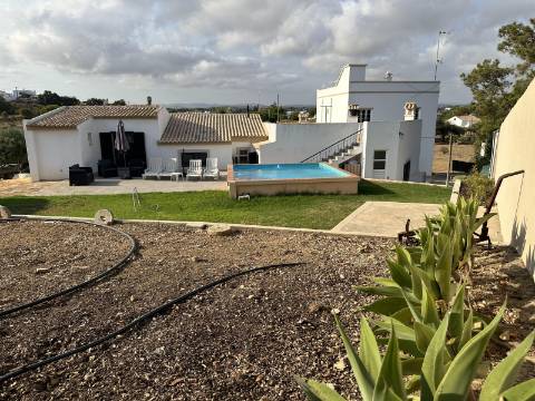 Magnifica moradia de campo T7 inserida num lote de terreno de 12000 m2.