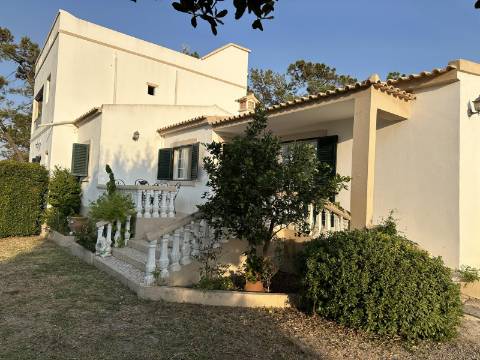 Magnifica moradia de campo T7 inserida num lote de terreno de 12000 m2.