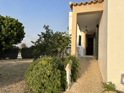 Magnifica moradia de campo T7 inserida num lote de terreno de 12000 m2.