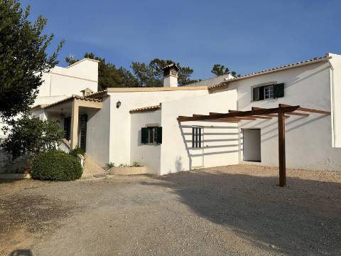 Magnifica moradia de campo T7 inserida num lote de terreno de 12000 m2.