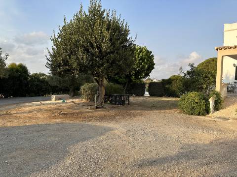 Magnifica moradia de campo T7 inserida num lote de terreno de 12000 m2.