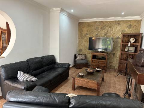 Magnifica moradia de campo T7 inserida num lote de terreno de 12000 m2.