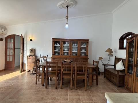 Magnifica moradia de campo T7 inserida num lote de terreno de 12000 m2.