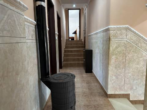 Magnifica moradia de campo T7 inserida num lote de terreno de 12000 m2.