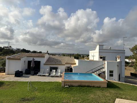 Magnifica moradia de campo T7 inserida num lote de terreno de 12000 m2.