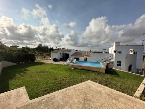 Magnifica moradia de campo T7 inserida num lote de terreno de 12000 m2.