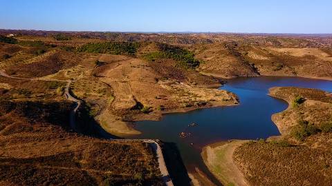 TERRENO COM 100.060 M2 - POSSIBILIDADE DE CONSTRUÇÃO - HABITAÇÃO E/OU TURISMO - JUNTO A BARRAGEM DA CAROUCHA - BOTELHAS - CASTRO MARIM - ALGARVE