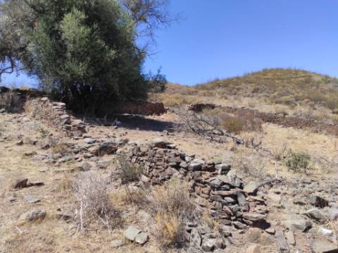TERRENO COM 100.060 M2 - POSSIBILIDADE DE CONSTRUÇÃO - HABITAÇÃO E/OU TURISMO - JUNTO A BARRAGEM DA CAROUCHA - BOTELHAS - CASTRO MARIM - ALGARVE
