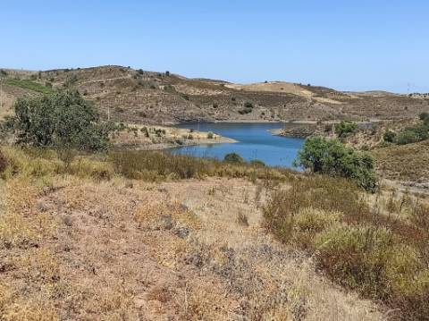 TERRENO COM 100.060 M2 - POSSIBILIDADE DE CONSTRUÇÃO - HABITAÇÃO E/OU TURISMO - JUNTO A BARRAGEM DA CAROUCHA - BOTELHAS - CASTRO MARIM - ALGARVE