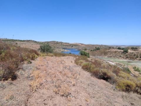 TERRENO COM 100.060 M2 - POSSIBILIDADE DE CONSTRUÇÃO - HABITAÇÃO E/OU TURISMO - JUNTO A BARRAGEM DA CAROUCHA - BOTELHAS - CASTRO MARIM - ALGARVE