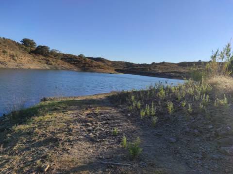 TERRENO COM 100.060 M2 - POSSIBILIDADE DE CONSTRUÇÃO - HABITAÇÃO E/OU TURISMO - JUNTO A BARRAGEM DA CAROUCHA - BOTELHAS - CASTRO MARIM - ALGARVE