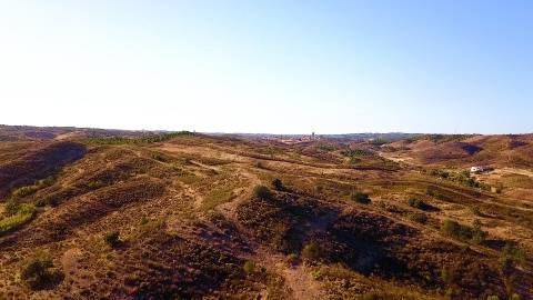 TERRENO COM 100.060 M2 - POSSIBILIDADE DE CONSTRUÇÃO - HABITAÇÃO E/OU TURISMO - JUNTO A BARRAGEM DA CAROUCHA - BOTELHAS - CASTRO MARIM - ALGARVE