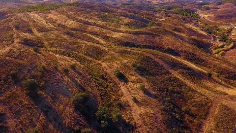 TERRENO COM 100.060 M2 - POSSIBILIDADE DE CONSTRUÇÃO - HABITAÇÃO E/OU TURISMO - JUNTO A BARRAGEM DA CAROUCHA - BOTELHAS - CASTRO MARIM - ALGARVE