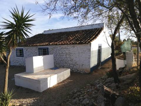 Moradia típica com terreno agrícola em Santa Catarina da Fonte do Bispo