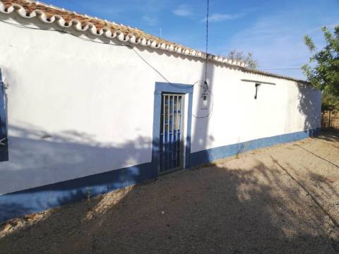 Moradia típica com terreno agrícola em Santa Catarina da Fonte do Bispo