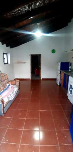 Moradia típica com terreno agrícola em Santa Catarina da Fonte do Bispo