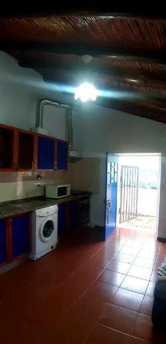 Moradia típica com terreno agrícola em Santa Catarina da Fonte do Bispo