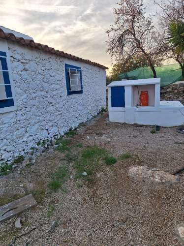 Moradia típica com terreno agrícola em Santa Catarina da Fonte do Bispo